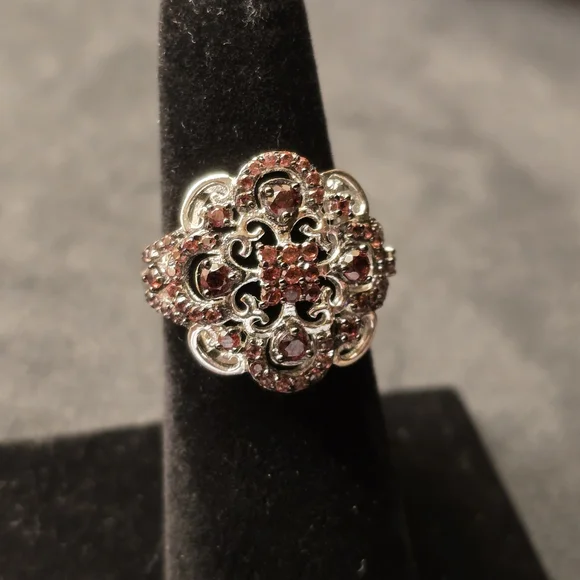 .925 Sterling Silver Man Made Garnet Stone Ring. Ladies Size 6 - Picture 3 of 7